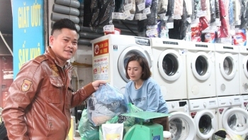 Hà Nội: Thời tiết nồm ẩm, cửa hàng giặt là hoạt động đến 2h sáng