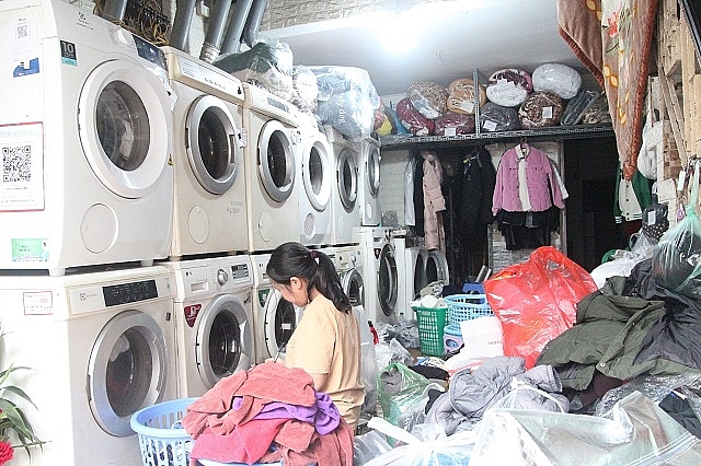 Hà Nội: Thời tiết nồm ẩm, cửa hàng giặt là hoạt động đến 2h sáng