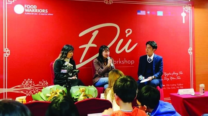 Chị Nguyễn Hoàng Thảo chia sẻ về hoạt động bảo vệ môi trường tại một hội thảo