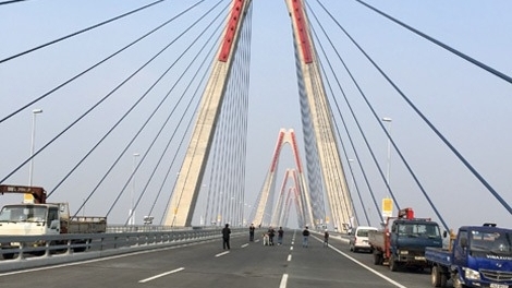 Hà Nội cấm xe qua cầu Nhật Tân theo giờ