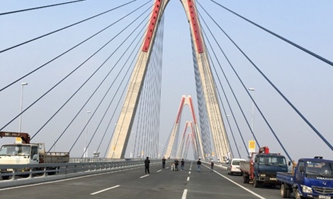 Hà Nội cấm xe qua cầu Nhật Tân theo giờ