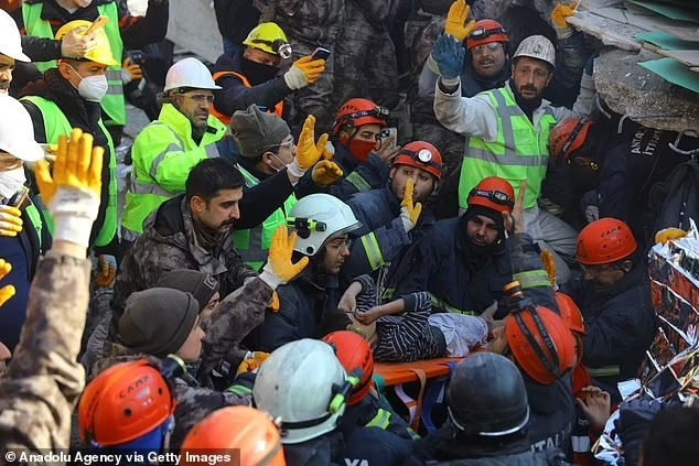 Lực lượng cứu hộ vui mừng khi một cậu bé, một trong ba đứa trẻ, được cứu ở Antalya, Thổ Nhĩ Kỳ