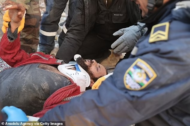 Gulendam Avcioglu, 36 tuổi, được giải cứu khỏi đống đổ nát ở Hatay