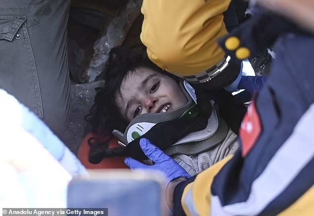 Zeynep Ela Parlak, ba tuổi, được giải cứu sau 103 giờ động đất ở Thổ Nhĩ Kỳ