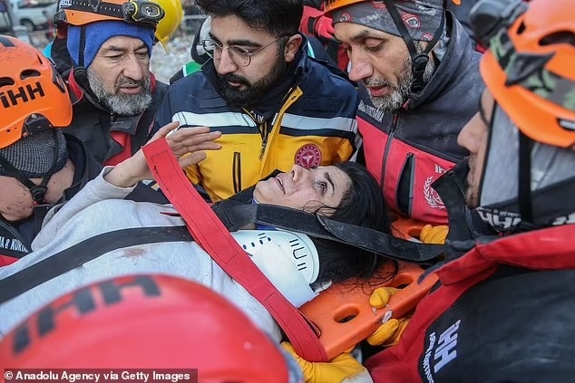 Dilan Oktay được giải cứu khỏi đống đổ nát của Căn hộ Arzu bị sập ở quận Iskenderun 102 giờ sau khi trận động đất xảy ra ở Thổ Nhĩ Kỳ
