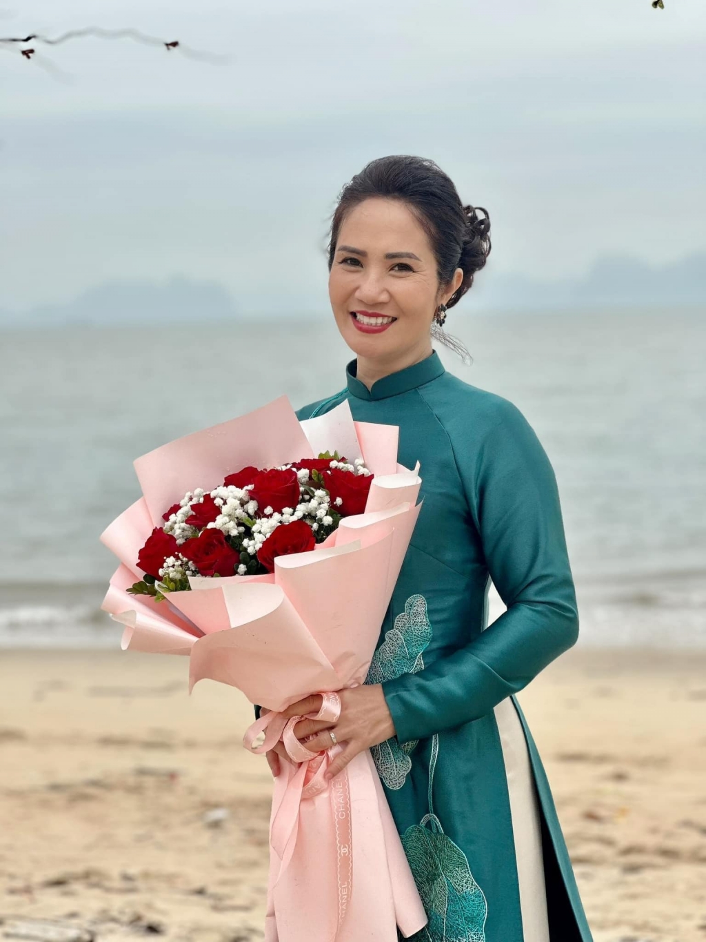 Ảnh hậu trường hé lộ kết ngọt ngào với đám cưới tập thể của Quỳnh Kool, Quỳnh Lương?