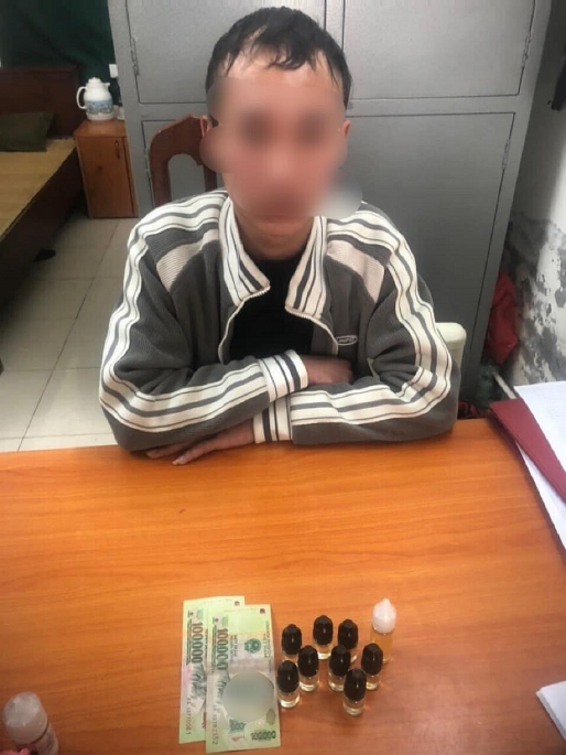 Bắt quả tang một thiếu niên đang bán ma túy ADB - BUTINACA cho khách