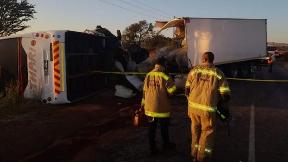 Nam Phi: Xe tải chở tiền đâm vào xe buýt, 20 người thiệt mạng