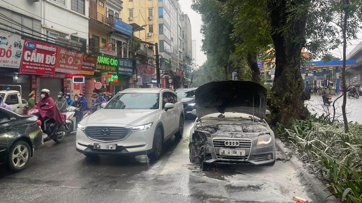 Xe ô tô bỗng dưng bốc cháy trên đường và cách phòng tránh