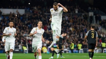 Benzema tỏa sáng, Real Madrid áp sát ngôi đầu của Barcelona