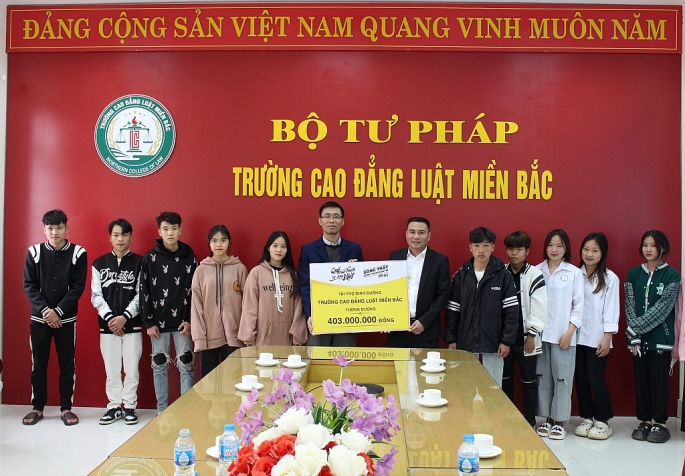 Tiến sĩ Phan Hoàng Ngọc - Phó Hiệu trưởng Trường Cao đẳng Luật Miền Bắc - Bộ Tư pháp nhận bảng tài trợ từ đại diện Quỹ Phát triển Tài năng Việt của Ông Bầu 