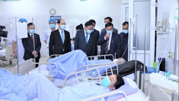 Lãnh đạo TP Hà Nội thăm, tặng quà Bệnh viện Đa khoa Sóc Sơn