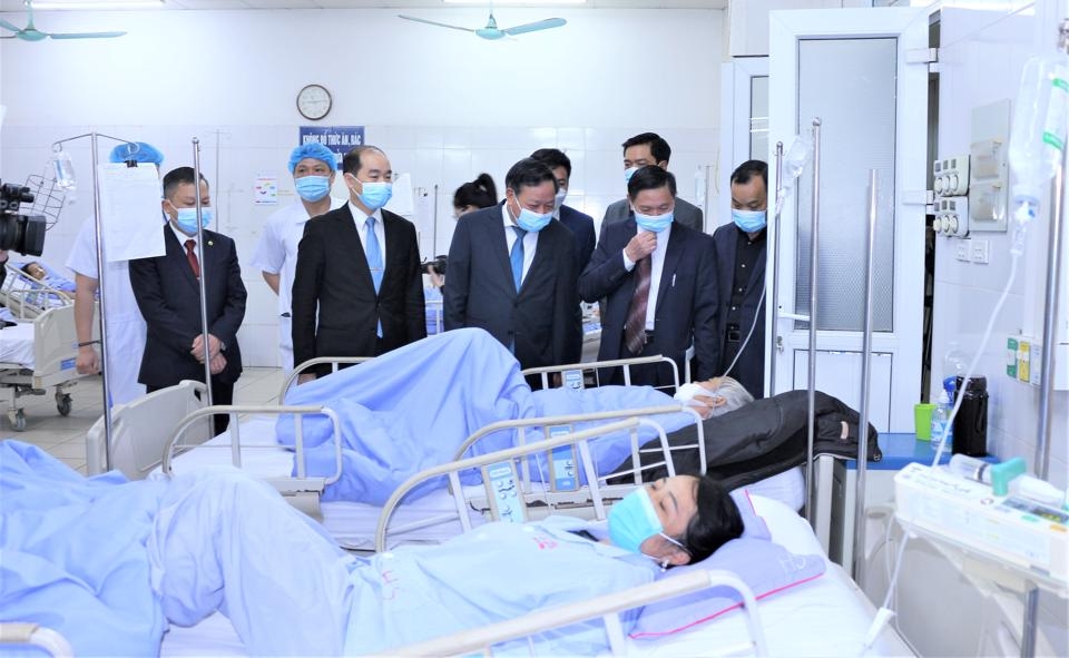 Lãnh đạo TP Hà Nội thăm, tặng quà Bệnh viện Đa khoa Sóc Sơn