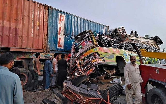 Hiện trường một vụ tai nạn giao thông ở Pakistan.