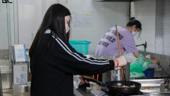 Các em học sinh tham gia chương trình “Gom” chuẩn bị suất ăn cho người vô gia cư