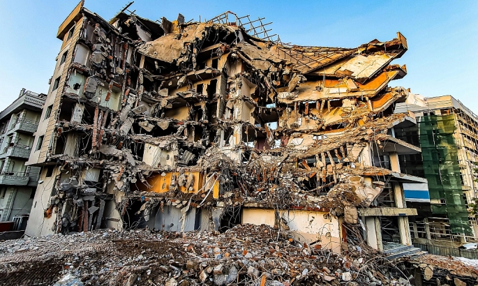 Nhà cửa bị phá hủy sau trận động đất kinh hoàng tại Thổ Nhĩ Kỳ.