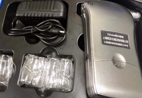 Máy đo nồng độ cồn không rõ nguồn gốc bày bán tại cửa hàng thiết bị y tế