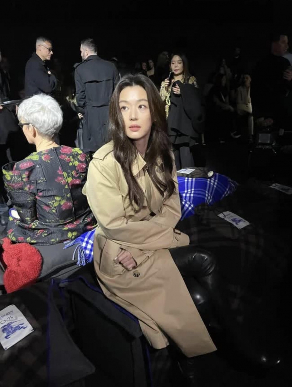 Không xuất hiện thì thôi, còn đã lên đồ, 