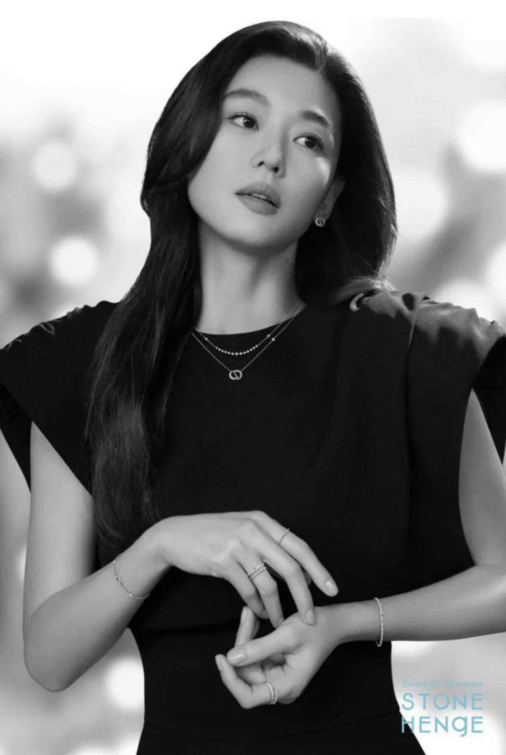 Không xuất hiện thì thôi, còn đã lên đồ, 