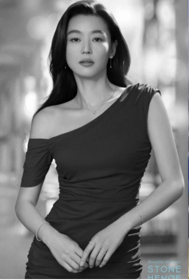 Không xuất hiện thì thôi, còn đã lên đồ, 