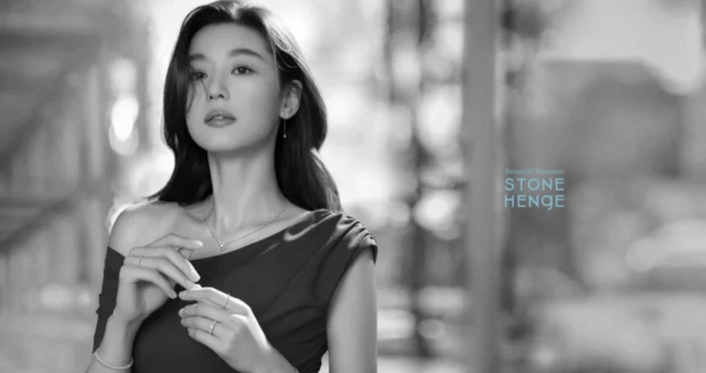 Không xuất hiện thì thôi, còn đã lên đồ, 