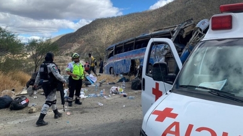 Xe buýt chở 45 người gặp nạn, ít nhất 17 người thiệt mạng