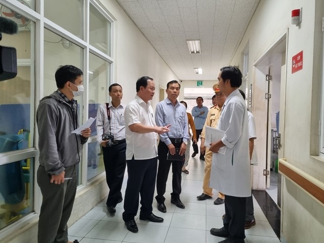 Ông Nguyễn Hồng Quang - Phó Chủ tịch UBND tỉnh Quảng Nam thăm hỏi động viên các nạn nhân.