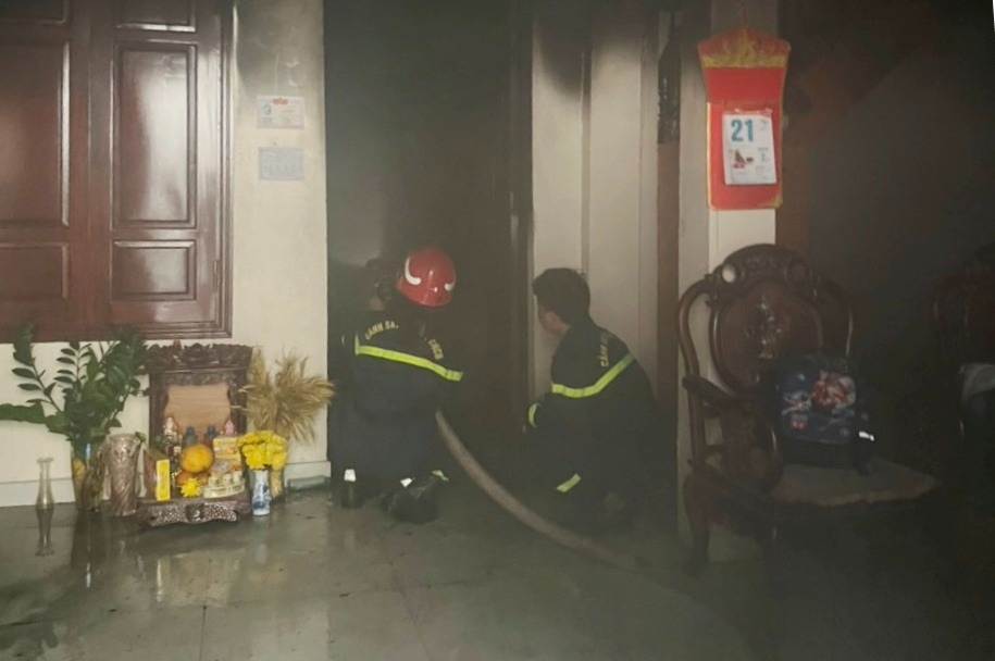 Hải Phòng: Giải cứu 3 người mắc kẹt trong đám cháy