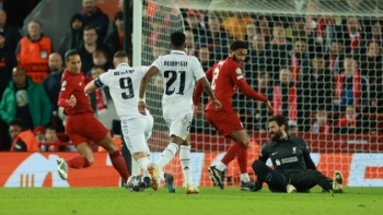 Benzema và Vinicius tỏa sáng, Real Madrid ngược dòng đỉnh cao trước Liverpool