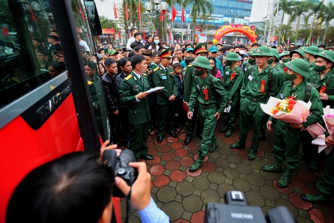 Thanh niên hăng hái lên đường nhập ngũ.