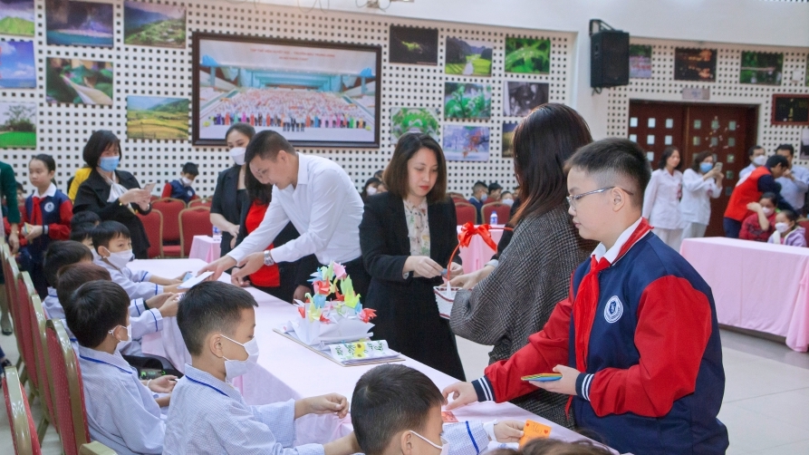Trường Tiểu học Yên Hoà trao quà đến bệnh nhi Viện Huyết học - Truyền máu Trung ương