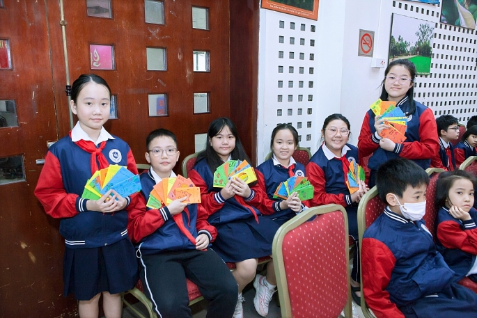 Trường Tiểu học Yên Hoà trao quà đến bệnh nhi Viện Huyết học - Truyền máu Trung ương