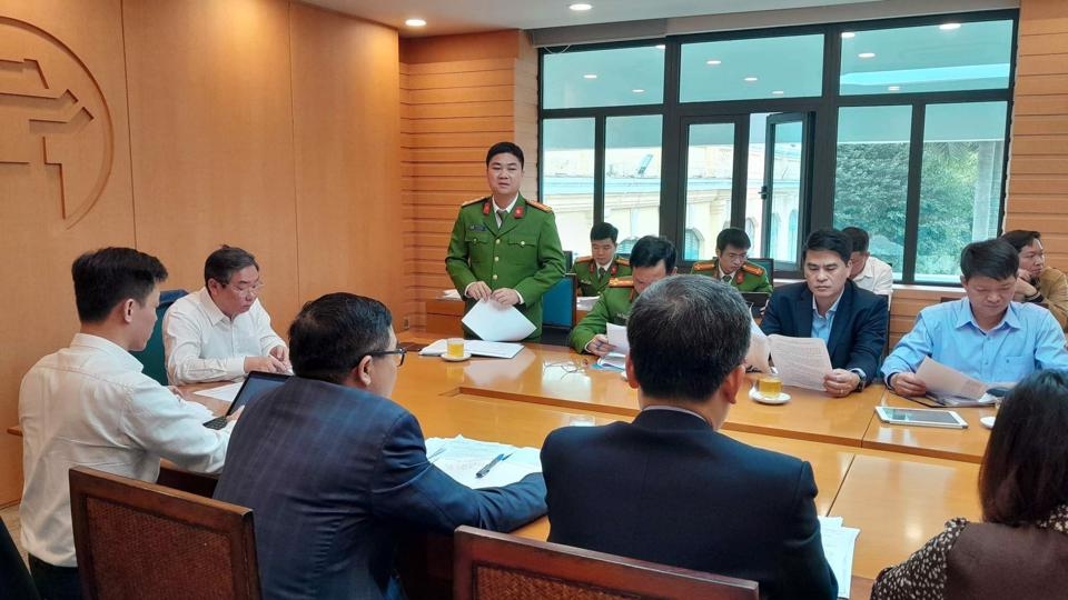 Đại tá Dương Đức Hải, Phó Giám đốc Công an TP Hà Nội báo cáo giải pháp, an toàn PCCC đối với cơ sở kinh doanh karaoke.