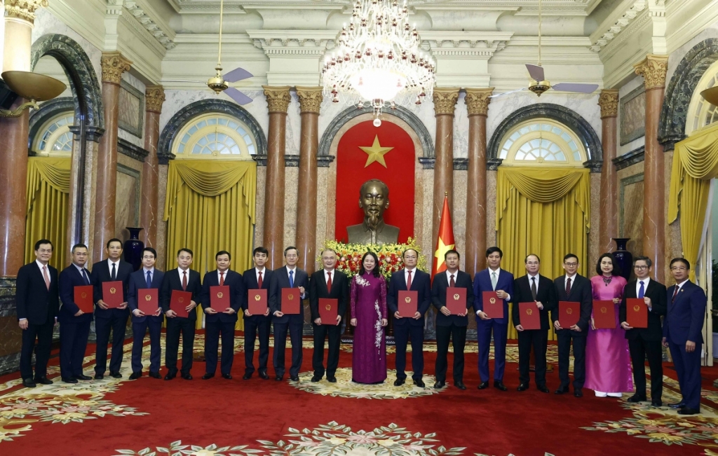 Quyền Chủ tịch nước Võ Thị Ánh Xuân trao quyết định bổ nhiệm 15 tân Đại sứ