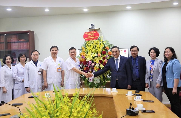Chủ tịch UBND TP Hà Nội Trần Sỹ Thanh đến thăm, chúc mừng Bệnh viện Hữu nghị