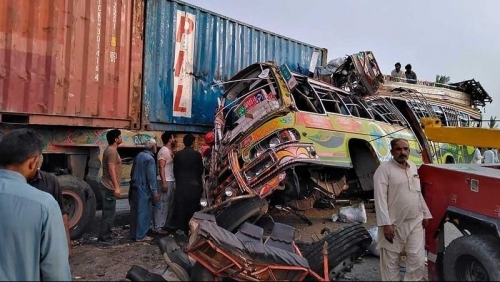 Xe chở hàng đâm trực diện xe bán tải, 11 người thiệt mạng