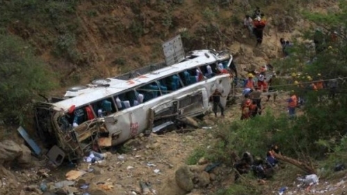 Xe buýt rơi xuống khe núi, 10 người thiệt mạng