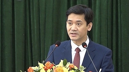 Tân Chủ tịch UBND huyện Thạch Thành phát biểu nhận nhiệm vụ.