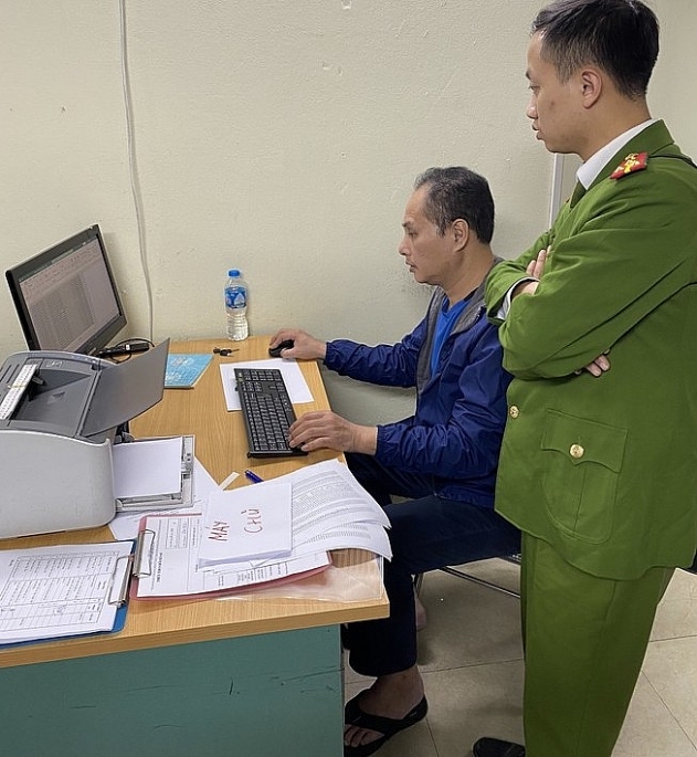 Khám xét khẩn cấp 2 Trung tâm đăng kiểm tại Hà Nội thu giữ nhiều tài liệu, chứng cứ