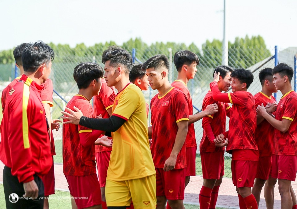 Các cầu thủ động viên lẫn nhau sau khi HLV trưởng Hoàng Anh Tuấn công bố danh sách chính thức 23 cầu thủ tham dự VCK U20 châu Á 2023.