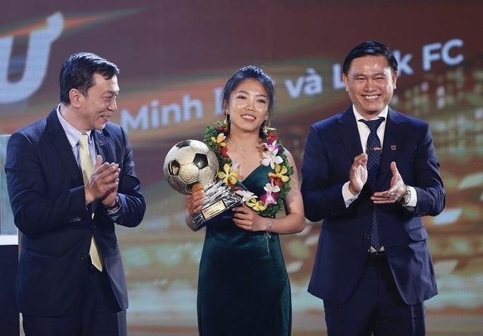 Tiền đạo Huỳnh Như nhận giải Quả Bóng Vàng Việt Nam lần thứ 5 vào tối 25/2 và trở thành cầu thủ giành nhiều giải này nhất lịch sử