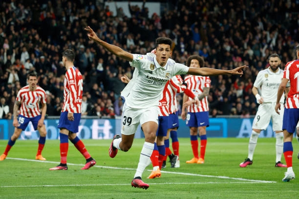 Sao trẻ tỏa sáng, Real thoát thua trong trận derby Madrid