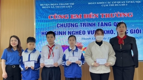 Đoàn thanh niên tặng quà cho các em học sinh khó khăn tại Trường THCS Thanh Liệt