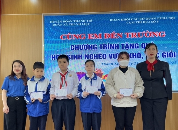 Đoàn thanh niên tặng quà cho các em học sinh khó khăn tại Trường THCS Thanh Liệt