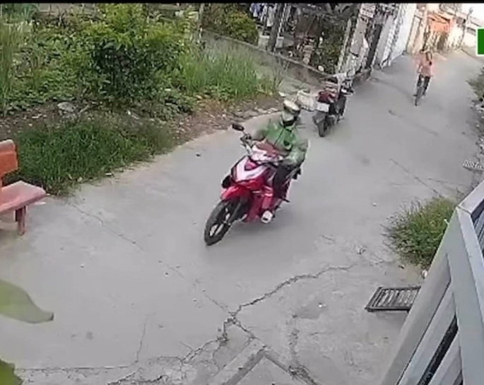 sáng 24/2 bà L đi xe đạp trong con hẻm trên đường An Phú Đông 09 thì bị nam thanh niên đi xe máy áp sát cướp giật bông tai vàng