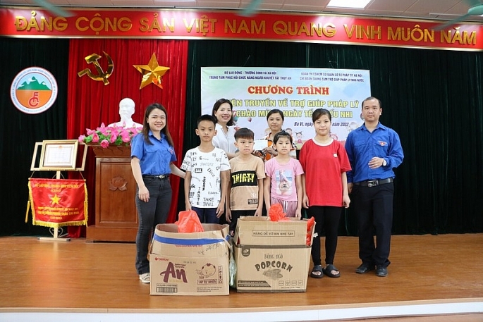 Sở Tư pháp Hà Nội và Trung tâm TGPL Nhà nước TP tổ chức TGPL và tặng quà cho trẻ em tại Trung tâm PHCN người khuyết tật Thụy An, huyện Ba Vì 