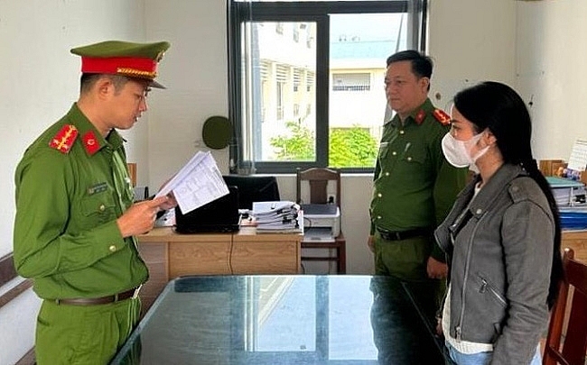 CA quận Thanh Khê tống đạt quyết định khởi tố bị can đối với Trương Thị Vân Anh
