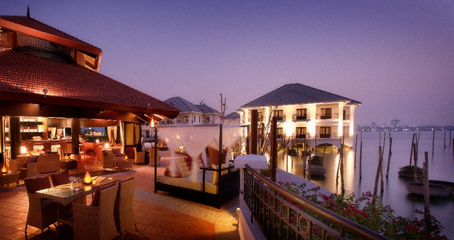 Sunset Bar của khách sạn InterContinental Hanoi Westlake được xây hoàn toàn trên mặt nước Hồ Tây thơ mộng, được mệnh danh là nơi ngắm hoàng hôn đẹp nhất.