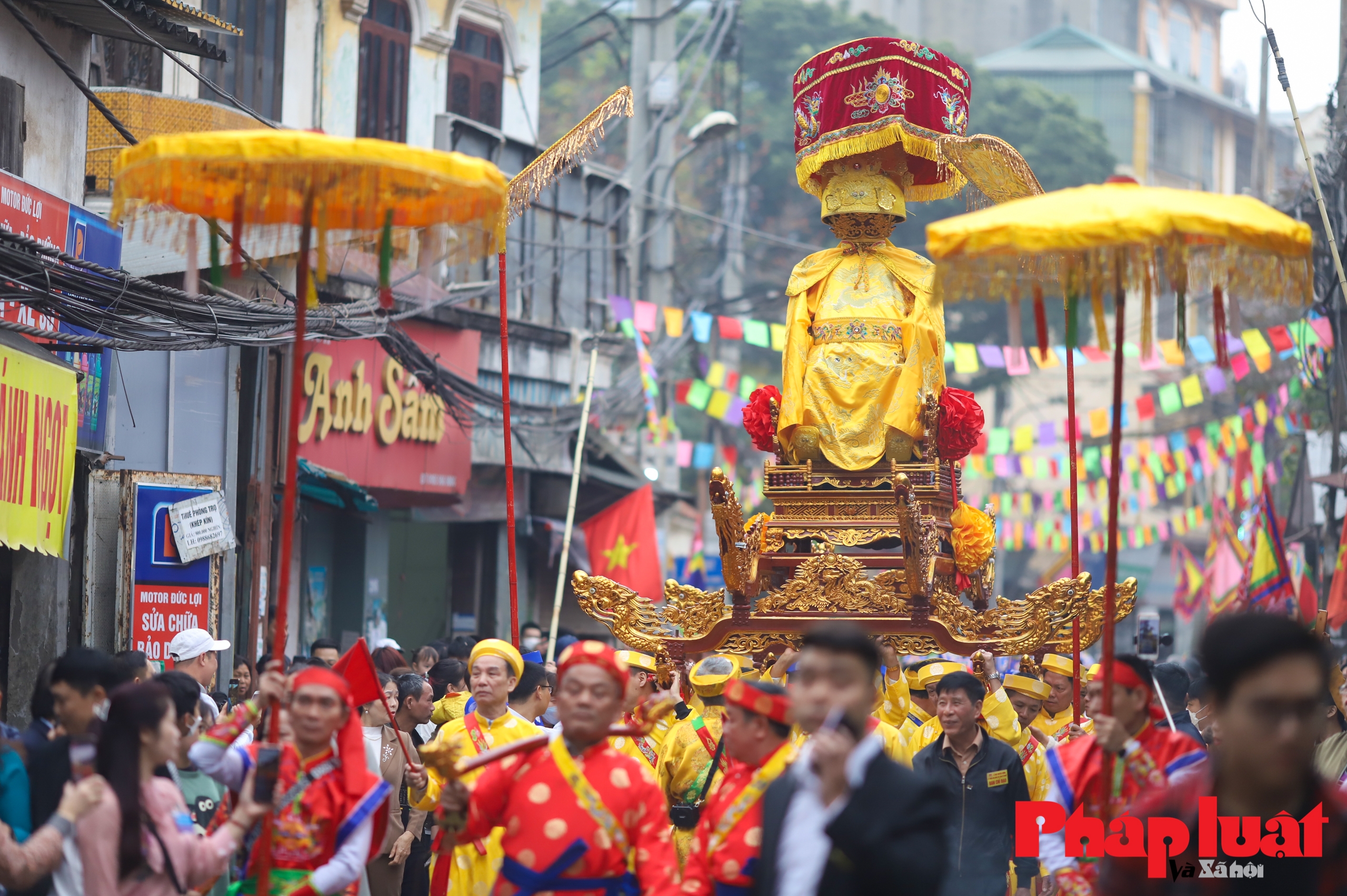 Kỳ lạ lễ hội chui kiệu cầu may ở Hà Nội