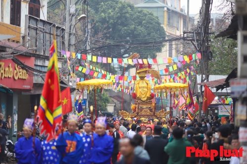 Kỳ lạ lễ hội chui kiệu cầu may ở Hà Nội